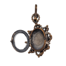 Charger l&#39;image dans la galerie, Pendentif de deuil victorien en camée de verre noir, années 1890-1900
