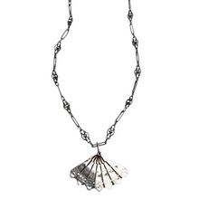 Load image into Gallery viewer, Pendentif à l'éventail et sa chaîne en argent, années 1910-1925