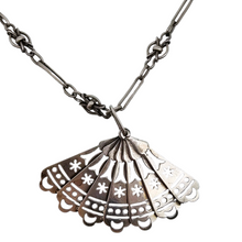 Load image into Gallery viewer, Pendentif à l'éventail et sa chaîne en argent, années 1910-1925