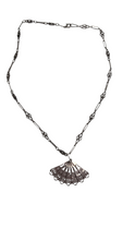 Load image into Gallery viewer, Pendentif à l'éventail et sa chaîne en argent, années 1910-1925