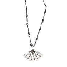 Load image into Gallery viewer, Pendentif à l'éventail et sa chaîne en argent, années 1910-1925