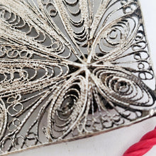 Afbeelding in Gallery-weergave laden, Grand pendentif en filigrane de métal argenté et pampilles mobiles, travail artisanal, vers 1900 Le Charme des Violettes - Brocante en ligne