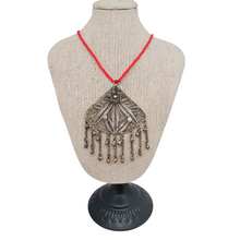 Afbeelding in Gallery-weergave laden, Grand pendentif en filigrane de métal argenté et pampilles mobiles, travail artisanal, vers 1900 Le Charme des Violettes - Brocante en ligne