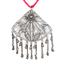 Afbeelding in Gallery-weergave laden, Grand pendentif en filigrane de métal argenté et pampilles mobiles, travail artisanal, vers 1900 Le Charme des Violettes - Brocante en ligne