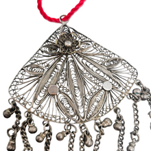 Afbeelding in Gallery-weergave laden, Grand pendentif en filigrane de métal argenté et pampilles mobiles, travail artisanal, vers 1900 Le Charme des Violettes - Brocante en ligne