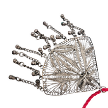 Afbeelding in Gallery-weergave laden, Grand pendentif en filigrane de métal argenté et pampilles mobiles, travail artisanal, vers 1900 Le Charme des Violettes - Brocante en ligne