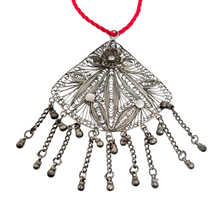 Afbeelding in Gallery-weergave laden, Grand pendentif en filigrane de métal argenté et pampilles mobiles, travail artisanal, vers 1900 Le Charme des Violettes - Brocante en ligne