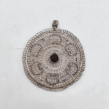 Afbeelding in Gallery-weergave laden, Pendentif rond en argent filigrané serti d'un grenat facetté, vers 1900-1920