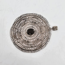 Afbeelding in Gallery-weergave laden, Pendentif rond en argent filigrané serti d'un grenat facetté, vers 1900-1920