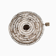 Afbeelding in Gallery-weergave laden, Pendentif rond en argent filigrané serti d'un grenat facetté, vers 1900-1920