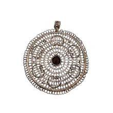 Afbeelding in Gallery-weergave laden, Pendentif rond en argent filigrané serti d'un grenat facetté, vers 1900-1920