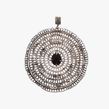 Afbeelding in Gallery-weergave laden, Pendentif rond en argent filigrané serti d'un grenat facetté, vers 1900-1920