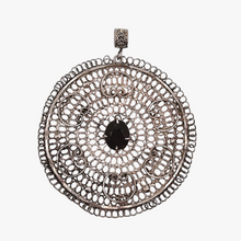 Afbeelding in Gallery-weergave laden, Pendentif rond en argent filigrané serti d'un grenat facetté, vers 1900-1920