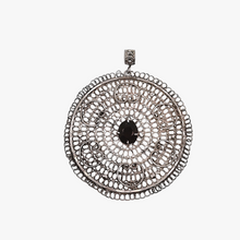 Afbeelding in Gallery-weergave laden, Pendentif rond en argent filigrané serti d'un grenat facetté, vers 1900-1920
