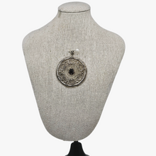 Afbeelding in Gallery-weergave laden, Pendentif rond en argent filigrané serti d'un grenat facetté, vers 1900-1920