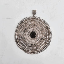 Afbeelding in Gallery-weergave laden, Pendentif rond en argent filigrané serti d'un grenat facetté, vers 1900-1920
