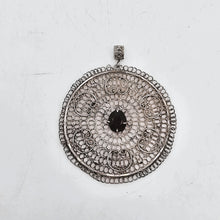 Afbeelding in Gallery-weergave laden, Pendentif rond en argent filigrané serti d'un grenat facetté, vers 1900-1920