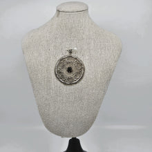 Afbeelding in Gallery-weergave laden, Pendentif rond en argent filigrané serti d'un grenat facetté, vers 1900-1920
