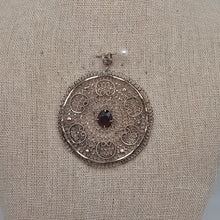 Afbeelding in Gallery-weergave laden, Pendentif rond en argent filigrané serti d'un grenat facetté, vers 1900-1920