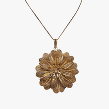 Afbeelding in Gallery-weergave laden, Pendentif fleur en filigrane d'argent vermeil 835 et sa chaîne assortie, vers 1960