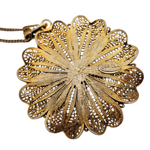 Afbeelding in Gallery-weergave laden, Pendentif fleur en filigrane d'argent vermeil 835 et sa chaîne assortie, vers 1960