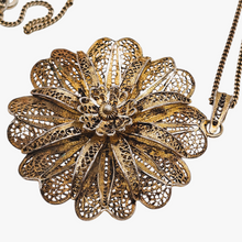 Afbeelding in Gallery-weergave laden, Pendentif fleur en filigrane d'argent vermeil 835 et sa chaîne assortie, vers 1960
