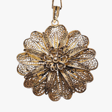 Afbeelding in Gallery-weergave laden, Pendentif fleur en filigrane d'argent vermeil 835 et sa chaîne assortie, vers 1960