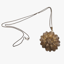 Afbeelding in Gallery-weergave laden, Pendentif fleur en filigrane d'argent vermeil 835 et sa chaîne assortie, vers 1960