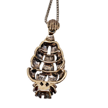 Afbeelding in Gallery-weergave laden, Pendentif en forme de voilier stylisé type galion en vermeil et chaîne en argent, années 1950-1960 Le Charme des Violettes - Brocante en ligne