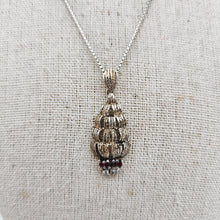 Afbeelding in Gallery-weergave laden, Pendentif en forme de voilier stylisé type galion en vermeil et chaîne en argent, années 1950-1960 Le Charme des Violettes - Brocante en ligne