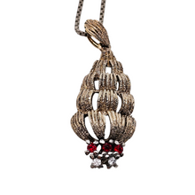 Afbeelding in Gallery-weergave laden, Pendentif en forme de voilier stylisé type galion en vermeil et chaîne en argent, années 1950-1960 Le Charme des Violettes - Brocante en ligne