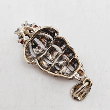 Afbeelding in Gallery-weergave laden, Pendentif en forme de voilier stylisé type galion en vermeil et chaîne en argent, années 1950-1960 Le Charme des Violettes - Brocante en ligne