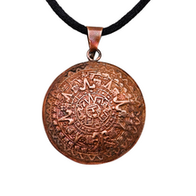 Load image into Gallery viewer, Pendentif aztèque en cuivre repoussé, Mexique, vers 1950-1970 Le Charme des Violettes - Brocante en ligne
