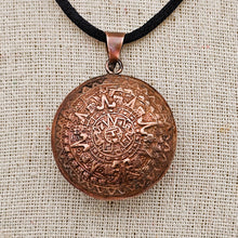 Load image into Gallery viewer, Pendentif aztèque en cuivre repoussé, Mexique, vers 1950-1970 Le Charme des Violettes - Brocante en ligne