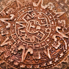 Load image into Gallery viewer, Pendentif aztèque en cuivre repoussé, Mexique, vers 1950-1970 Le Charme des Violettes - Brocante en ligne