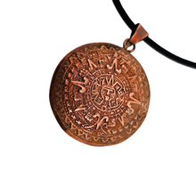 Load image into Gallery viewer, Pendentif aztèque en cuivre repoussé, Mexique, vers 1950-1970 Le Charme des Violettes - Brocante en ligne