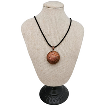 Load image into Gallery viewer, Pendentif aztèque en cuivre repoussé, Mexique, vers 1950-1970 Le Charme des Violettes - Brocante en ligne