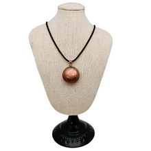 Load image into Gallery viewer, Pendentif aztèque en cuivre repoussé, Mexique, vers 1950-1970 Le Charme des Violettes - Brocante en ligne