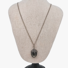 Afbeelding in Gallery-weergave laden, Pendentif "Goutte de nuit", monture florale en métal argenté et pierre verte, vers 1970