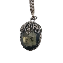Afbeelding in Gallery-weergave laden, Pendentif "Goutte de nuit", monture florale en métal argenté et pierre verte, vers 1970