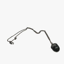 Afbeelding in Gallery-weergave laden, Pendentif "Goutte de nuit", monture florale en métal argenté et pierre verte, vers 1970