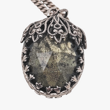 Afbeelding in Gallery-weergave laden, Pendentif "Goutte de nuit", monture florale en métal argenté et pierre verte, vers 1970