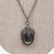 Afbeelding in Gallery-weergave laden, Pendentif "Goutte de nuit", monture florale en métal argenté et pierre verte, vers 1970