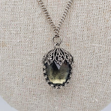 Afbeelding in Gallery-weergave laden, Pendentif "Goutte de nuit", monture florale en métal argenté et pierre verte, vers 1970