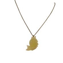 Afbeelding in Gallery-weergave laden, Pendentif "Poisson" en serpentine et sa chaîne en métal doré, années 1960-1980 Le Charme des Violettes - Brocante en ligne
