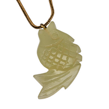 Afbeelding in Gallery-weergave laden, Pendentif "Poisson" en serpentine et sa chaîne en métal doré, années 1960-1980 Le Charme des Violettes - Brocante en ligne