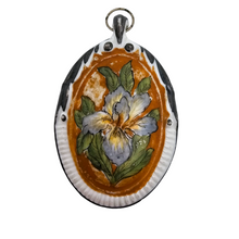Afbeelding in Gallery-weergave laden, Pendentif Art nouveau en porcelaine, motif à l'iris, années 1900