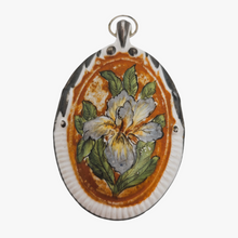 Afbeelding in Gallery-weergave laden, Pendentif Art nouveau en porcelaine, motif à l'iris, années 1900