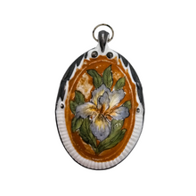 Afbeelding in Gallery-weergave laden, Pendentif Art nouveau en porcelaine, motif à l'iris, années 1900