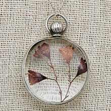 Afbeelding in Gallery-weergave laden, Pendentif porte-photo en argent et verre bombé revisité avec des fleurs séchées, début XXè Le Charme des Violettes - Brocante en ligne